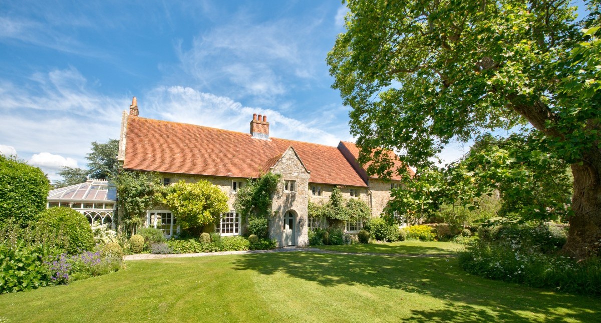 Outside view of Shalfleet Manor